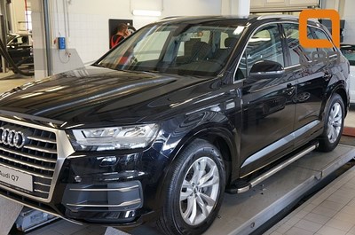 Пороги алюминиевые (Brillant) Audi (Ауди) (Ауди) Q7 (2015-)  (черн/нерж) ― PEARPLUS.ru