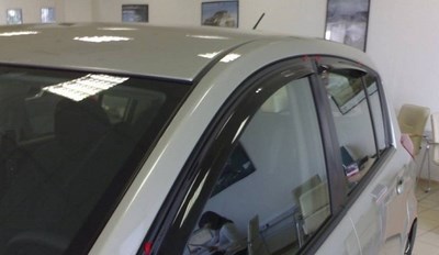 Дефлекторы боковых окон тёмные (4 шт.) Nissan Tiida (2008 по наст.)