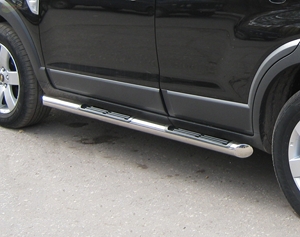 Боковые подножки(пороги) нержавеющая труба с противоскользящими накладками для ног 76мм с заглушкой из чёрного пластика Ford Kuga (2008 по наст.)
