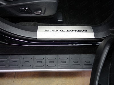 Накладки на пороги (лист шлифованный надпись Explorer) 2 шт. Ford Explorer 2016-