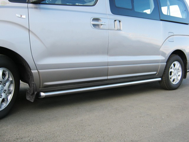 Боковые подножки(пороги) труба из нержавеющей стали 63мм c заглушкой из чёрного пластика Hyundai Starex H1 (2007 по наст.)
