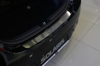 Накладка на наруж. порог багажника, с рисунком, штампованная. Hyundai Solaris 5D 2011-