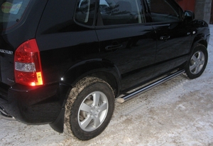 Боковые подножки (пороги) труба из нержавеющей стали 76мм с заглушкой из чёрного пластика Hyundai (хендай) Tucson (2003-2009) ― PEARPLUS.ru