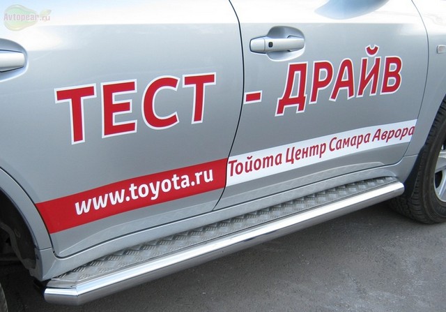 Боковые подножки(пороги) труба из нержавеющей стали 76мм с листом Toyota Land Cruiser J200 (2008-2011)