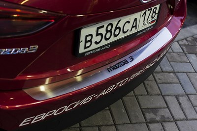 Накладка на наруж. порог багажника штампованная полосы, седан 4d, Mazda (мазда) 3 2013- ― PEARPLUS.ru