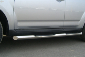 Боковые подножки(пороги) нержавеющая труба с противоскользящими накладками для ног 76мм с заглушкой в виде полушария из нержавеющей стали Mitsubishi Outlander (2007-2010)