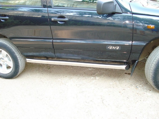 Боковые подножки(пороги) труба из нержавеющей стали 63мм c заглушкой из чёрного пластика Chevrolet Niva (2003 по наст.)