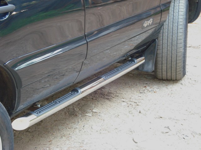 Боковые подножки(пороги) нержавеющая труба с противоскользящими накладками для ног 76мм с заглушкой из чёрного пластика Chevrolet Niva (2003 по наст.)