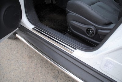Накладки на пороги (лист зеркальный) Nissan Juke 2014 2WD