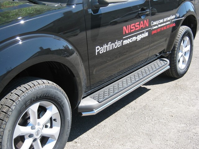 Боковые подножки(пороги) труба из нержавеющей стали 42мм с заглушкой из нержавеющей стали под углом 45 градусов Nissan Pathfinder (2005-2010)