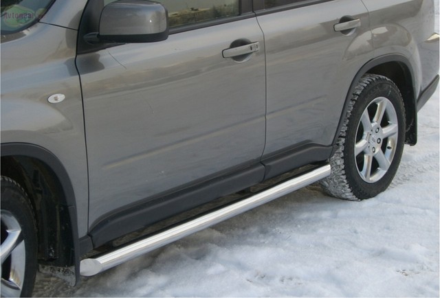 Боковые подножки(пороги) труба из нержавеющей стали 63мм с заглушкой в виде полушария из нержавеющей стали Nissan X-Trail (2007-2010)
