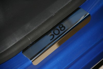 Накладка на внутренние пороги широкая с рисунком (компл. 4шт.),Peugeot 308 5D/SW 2008- 