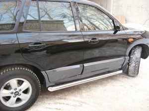 Боковые подножки(пороги) труба из нержавеющей стали 76мм с заглушкой из чёрного пластика Hyundai Santa Fe (2004-2006)
