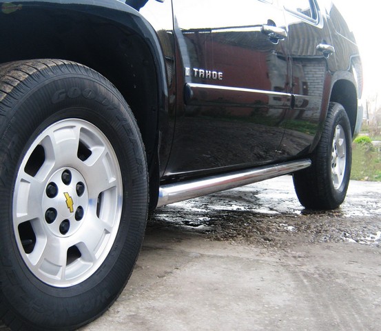 Боковые подножки(пороги) труба из нержавеющей стали 76мм с заглушкой из нержавеющей стали под углом 45 градусов Chevrolet Tahoe (2006 по наст.)