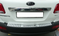 Защитная накладка алюминевая с логотипом на задний бампер с логотипом. Kia Sorento R (2010-2012) 