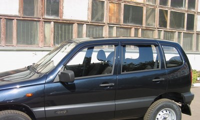 Дефлекторы боковых окон (4 шт., тёмные) Chevrolet (Шевроле) Niva (2006 по наст.) ― PEARPLUS.ru