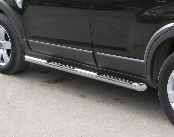 Боковые подножки(пороги) нержавеющая труба с противоскользящими накладками для ног 76мм с заглушкой из нержавеющей стали под углом 45 градусов Chevrolet Captiva (2007-2010)