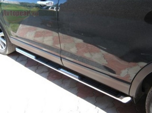 Боковые подножки(пороги) нержавеющая труба с противоскользящими накладками для ног 76мм с заглушкой из чёрного пластика Mazda CX-9 (2010 по наст.)