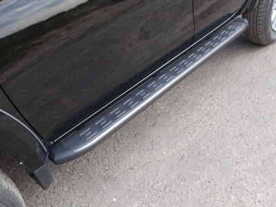 Пороги алюминиевые с пластиковой накладкой (карбон серые) 1820 мм Mitsubishi (митсубиси) L200 2015- SKU:458515qw ― PEARPLUS.ru
