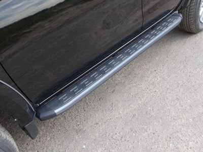 Пороги алюминиевые с пластиковой накладкой (карбон серебро) 1820 мм Mitsubishi (митсубиси) L200 2015- SKU:458516qw ― PEARPLUS.ru