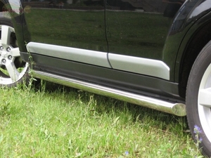 Боковые подножки (пороги) труба из нержавеющей стали 76мм с заглушкой из чёрного пластика Mitsubishi (митсубиси) Outlander (оутлендер) (2010-2012) ― PEARPLUS.ru