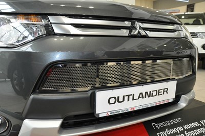 Накладка на решетку в бампер (рамка нерж./заполнение перфорация нерж. )Mitsubishi Outlander (2012-2013)