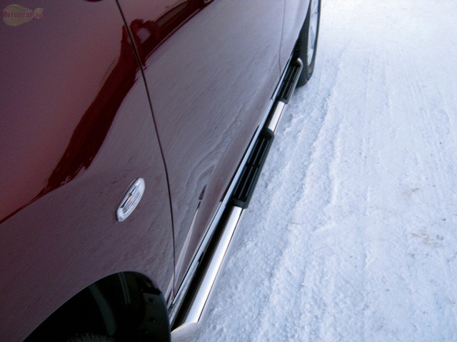 Боковые подножки(пороги) нержавеющая труба с противоскользящими накладками для ног 76мм с заглушкой из чёрного пластика Nissan Murano (2010 по наст.)