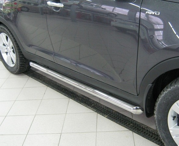 Боковые подножки(пороги) труба из нержавеющей стали 63мм c заглушкой из чёрного пластика Kia Sportage (2010 по наст.)