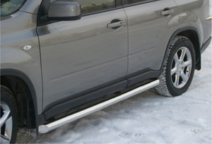 Боковые подножки(пороги) труба из нержавеющей стали 76мм с заглушкой в виде полушария из нержавеющей стали Nissan X-Trail (2007-2010)
