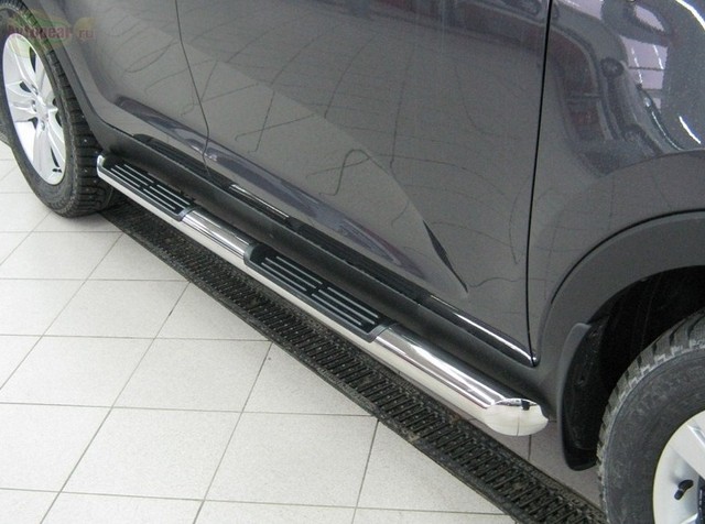 Боковые подножки(пороги) нержавеющая труба с противоскользящими накладками для ног 76мм с заглушкой из чёрного пластика Mitsubishi Pajero Sport/Montero Sport (2009 по наст.)
