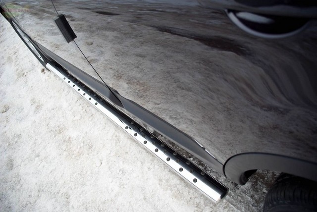 Боковые подножки(пороги) труба из нержавеющей стали d75x42 мм (овал) с проступью Nissan Qashqai (2010 по наст.)