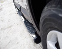 Боковые подножки (пороги) нержавеющая труба с противоскользящими накладками для ног 76мм с заглушкой из чёрного пластика Nissan (ниссан) Qashqai (кашкай +2) (кашкай) (2010 по наст.) 