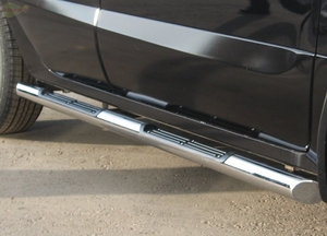 Боковые подножки(пороги) нержавеющая труба с противоскользящими накладками для ног 76мм с заглушкой из нержавеющей стали под углом 45 градусов Renault Koleos (2008-2011)