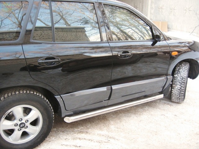 Боковые подножки(пороги) труба из нержавеющей стали 63мм c заглушкой из чёрного пластика Hyundai Santa Fe (2004-2006)