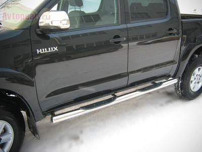 Боковые подножки(пороги) нержавеющая труба с противоскользящими накладками для ног 76мм с заглушкой в виде полушария из нержавеющей стали Toyota HiLUХ (2006-2009)