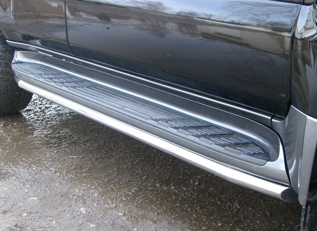 Боковые подножки(пороги) труба из нержавеющей стали 42мм с заглушкой из нержавеющей стали под углом 45 градусов Toyota Land Cruiser Prado J120 (2003-2010)