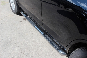 Боковые подножки(пороги) нержавеющая труба с противоскользящими накладками для ног 76мм с заглушкой из чёрного пластика Toyota RAV4 (2010 по наст.) (2010 по наст.)