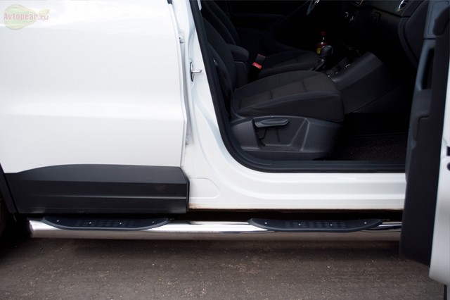 Боковые подножки(пороги) нержавеющая труба с противоскользящими накладками для ног 76мм с заглушкой из нержавеющей стали под углом 45 градусов Volkswagen Tiguan (2011 по наст.)