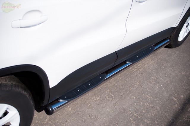 Боковые подножки(пороги) нержавеющая труба с противоскользящими накладками для ног 76мм с заглушкой из чёрного пластика Volkswagen Tiguan (2011 по наст.)