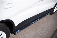 Боковые подножки (пороги) нержавеющая труба с противоскользящими накладками для ног 76мм с заглушкой из чёрного пластика Volkswagen (фольксваген) Tiguan (тигуан) (2011 по наст.) 