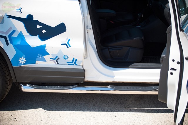 Боковые подножки(пороги) нержавеющая труба с противоскользящими накладками для ног 76мм с заглушкой из нержавеющей стали под углом 45 градусов Volkswagen Tiguan Sport (2011 по наст.)