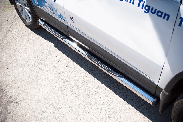 Боковые подножки(пороги) нержавеющая труба с противоскользящими накладками для ног 76мм с заглушкой из чёрного пластика Volkswagen Tiguan Sport (2011 по наст.)