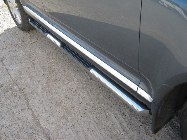 Боковые подножки(пороги) нержавеющая труба с противоскользящими накладками для ног 76мм с заглушкой из чёрного пластика Volkswagen Touareg (2010 по наст.)