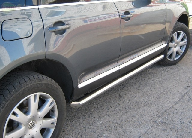 Боковые подножки(пороги) труба из нержавеющей стали 76мм с заглушкой из чёрного пластика Volkswagen Touareg (2010 по наст.)