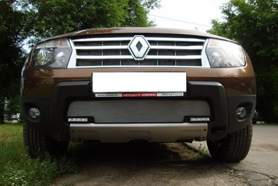 Защита радиатора Renault (рено) Duster с вырезом под ДХО chrome ― PEARPLUS.ru