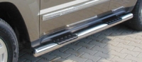 Боковые подножки (пороги) , выполнены из нержавющей стали, диаметр 50 мм